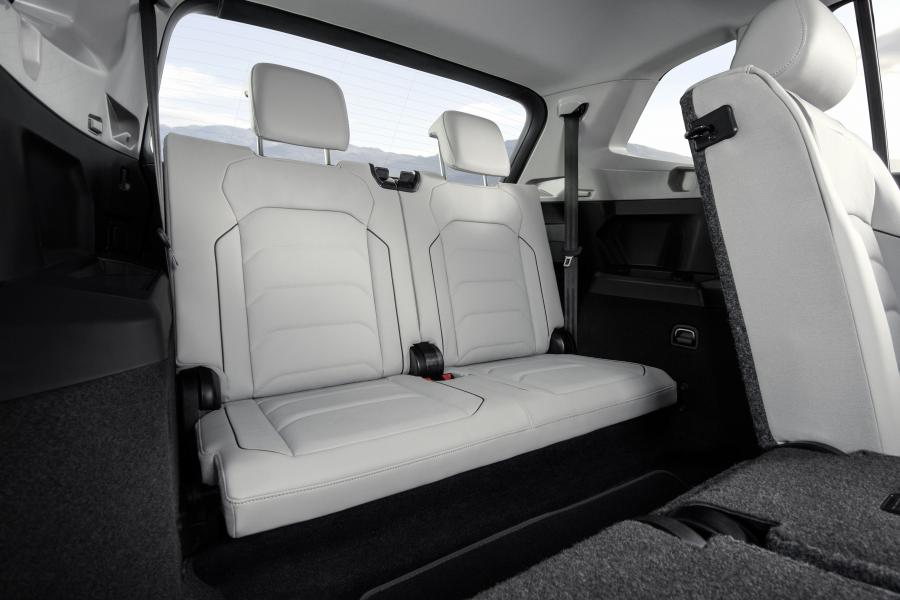 Интерьер Volkswagen Tiguan 2017 года  (NA) (фото 5 из 9)